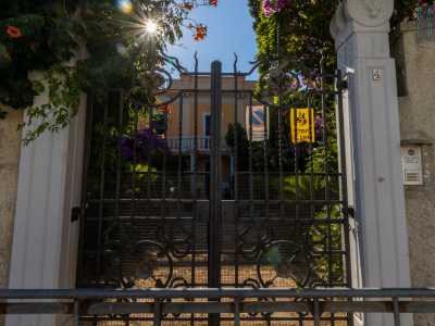 L�accesso principale presenta un cancello in ferro con elementi floreali racchiuso tra due colonne...